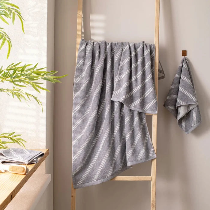 Grey 05 / Bath Towel